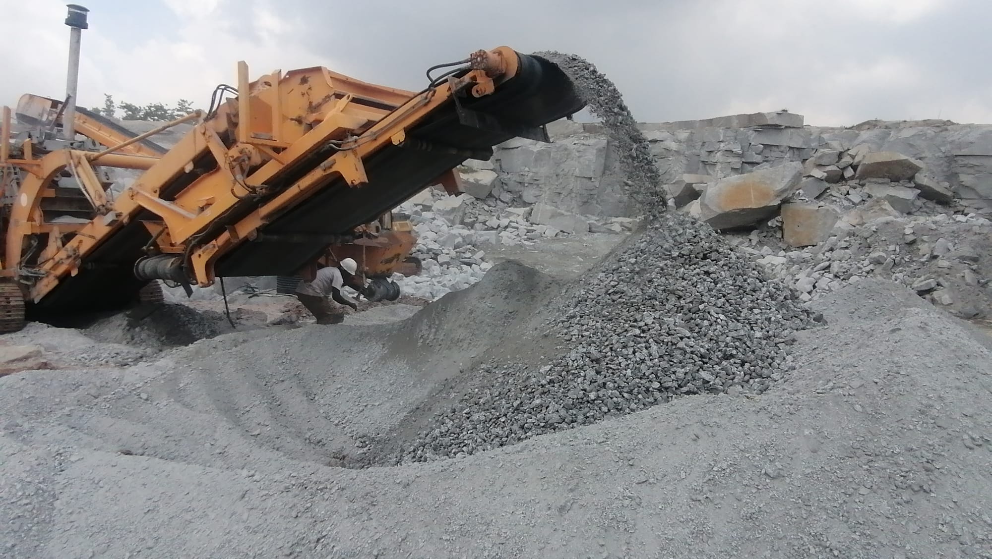 Crusher pouring gravel
